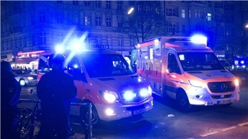 Einsatzkräfte und Einsatzfahrzeuge von Polizei und Feuerwehr stehen an der Sonnenallee. In Berlin-Neukölln ist am Abend eine Kugelbombe neben einem Funkwagen gezündet worden.