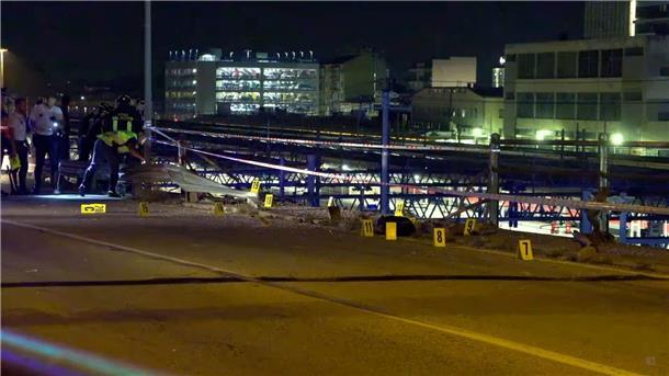 Was führte zu der Buskatastrophe von Venedig? Einsatzkräfte untersuchen den Ort des Unglücks. Der Bus durchbrach offenbar ungebremst die Leitplanke auf der Brücke und stürzte auf eine darunter verlaufende Bahnstrecke.
