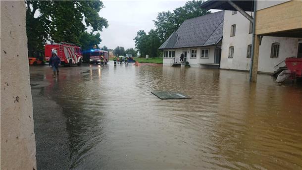 Weiter Erdrutschgefahr in Slowenien und Österreich Einsatzkräfte versuchen die Wassermassen im österreichischen Deutschlandberg abzupumpen.