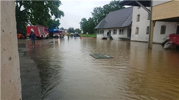 Einsatzkräfte versuchen die Wassermassen im österreichischen Deutschlandberg abzupumpen.