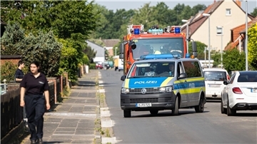 Einsatzkräfte von Feuerwehr und Polizei kontrollieren das Evakuierungsgebiet in Hannover. Die Zehn-Zentner-Fliegerbombe aus dem Zweiten Weltkrieg ist gesprengt worden.