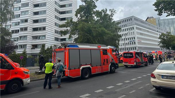 Tödlicher Sprung aus Hochhaus: Verdacht der Brandstiftung Einsatzkräfte vor dem Hochhaus in Berlin, in dem ein Feuer im zwölften Stock ausgebrochen war.