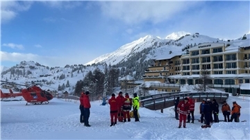 Einsatzteams mit Rettungshubschraubern nahe der Unglücksstelle in der Gegend der Seekarspitze bei Obertauern im Bundesland Salzburg.