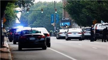 Einsatzwagen der Polizei stehen vor dem Gebäude in Richmond im US-Bundesstaat Virginia, wo zwei Menschen erschossen wurden.