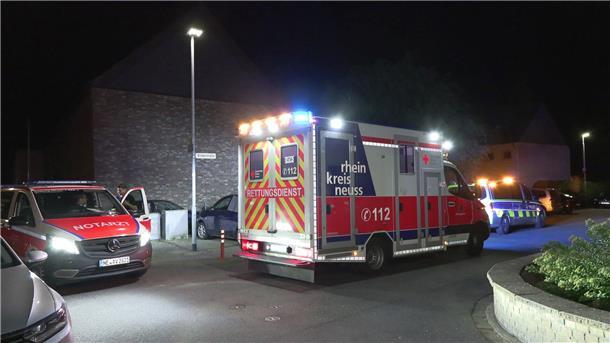 Mann durch Polizeischuss bei Köln schwer verletzt Einsatzwagen stehen am Ort der Schussabgabe in Rommerskirchen. Hier wurde ein 41-Jähriger schwer verletzt.