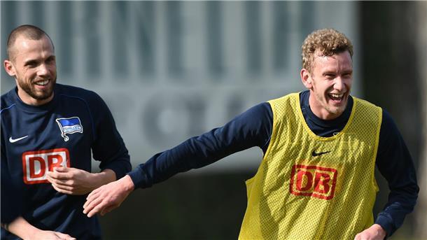 Ajax Amsterdam holt Ex-Herthaner Heitinga als Trainer Einst im Hertha-Trikot: Ajax Amsterdams neuer Trainer John Haitinga (l.)-