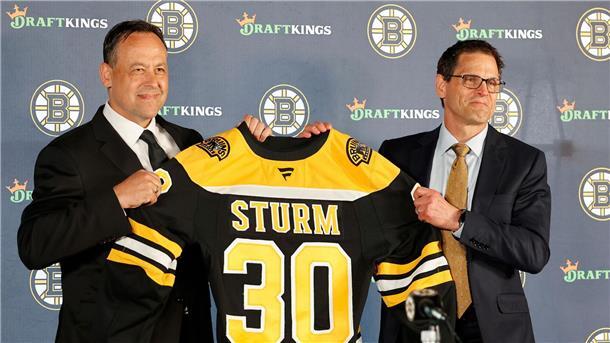 Marco Sturm schreibt NHL-Geschichte - Traumstart in Boston Einst Spieler, nur Trainer in Boston: Marco Sturm (l).