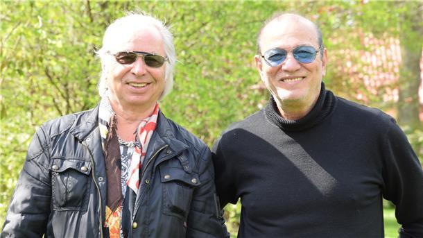 Einst traten sie mit „The Giants“ als eine der ersten deutschen Bands im legendären Hamburger „Star-Club“ auf. In der Corona-Zeit kamen Eggert Johannsen (links) und Georg Mavros zusammen und machen jetzt nach Jahrzehnten wieder gemeinsam Musik.