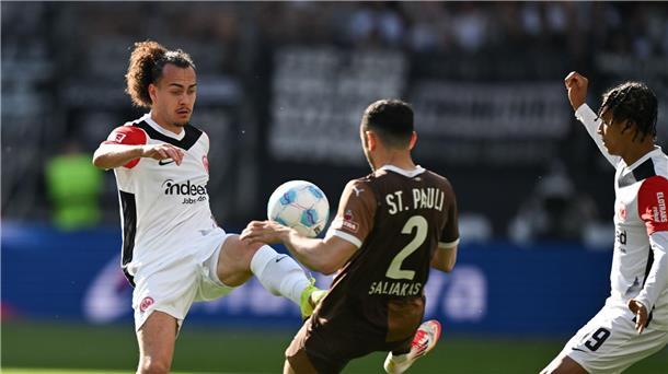 Partycrasher für Frankfurt: St. Pauli so gut wie gerettet Eintracht Frankfurt um Arthur Theate (l) und der FC St. Pauli mit Manolis Saliakas lieferten sich eine wilde Anfangsphase.