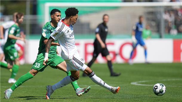 Eintracht Frankfurt um Nnamdi Collins (vorne) hatte mit dem FV Engers in der ersten Hälfte mehr Mühe als erwartet.