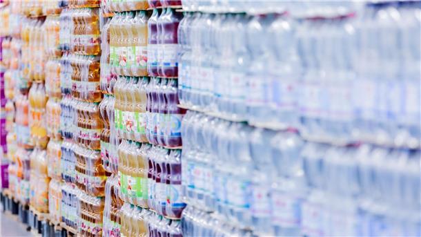 Einweg-Plastikflaschen in einem Supermark auf Paletten.