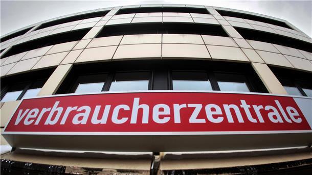 Der Schriftzug Verbraucherzentrale an einem Gebäude