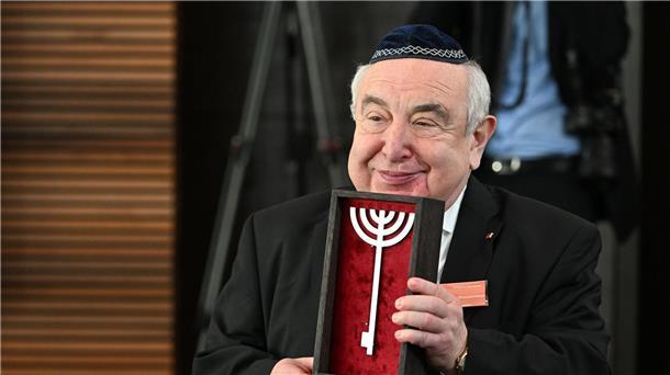 Einweihung in schwerer Zeit: Dessauer Synagoge eröffnet Einweihung der neu erbauten Synagoge in Dessau-Roßlau. Alexander Wassermann, Vorsitzender der jüdischen Gemeinde Dessau, hält einen symbolischen Schlüssel zur Synagoge, in der Form einer Menora, in den Händen.