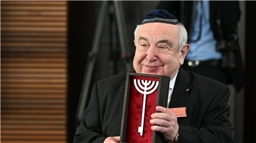 Einweihung der neu erbauten Synagoge in Dessau-Roßlau. Alexander Wassermann, Vorsitzender der jüdischen Gemeinde Dessau, hält einen symbolischen Schlüssel zur Synagoge, in der Form einer Menora, in den Händen.