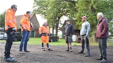 Männer stehen in Kirchwistedt. 