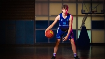 Eisbären-Basketball-Talent Denis Zenelaj in der Trainingshalle des Vereins.
