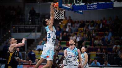 Die Comeback-Qualitäten der Eisbären sind wieder gefragt Eisbären-Center Khalid Thomas stopft den Ball in den Tübinger Korb. So wie beim Heimsieg am Sonntag soll es am Freitag wieder laufen für die Basketballer aus Bremerhaven.