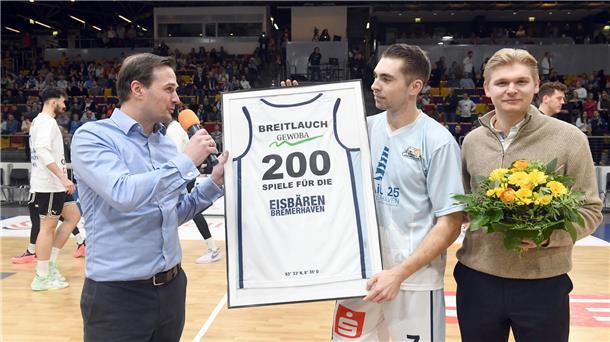 Eisbären-Geschäftsführer Johannes Marggraf (links) und sein Assistent Max Jorzyk gratulieren Adrian Breitlauch zum 200. Spiel..