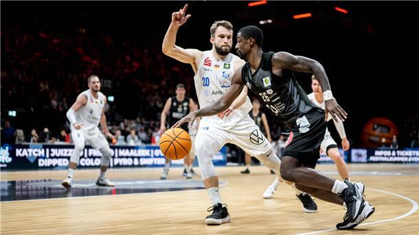Erster Neuzugang für die Eisbären Bremerhaven - Drescher kommt aus Bochum Eisbären-Neuzugang Hendrik Drescher (links) zeigt in dieser Szene eine starke Verteidigung gegen Nürnbergs Thomas Wilder.