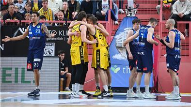 Die Eisbären bekommen das Fell über die Ohren gezogen Eisbären-Topwerfer Khalid Thomas (links) hadert mit dem Auftritt seiner Mannschaft in Tübingen. Die Bremerhavener liegen in der Playoff-Serie mit 1:2 zurück. Tübingen fehlt noch ein Sieg zum Einzug ins Halbfinale.
