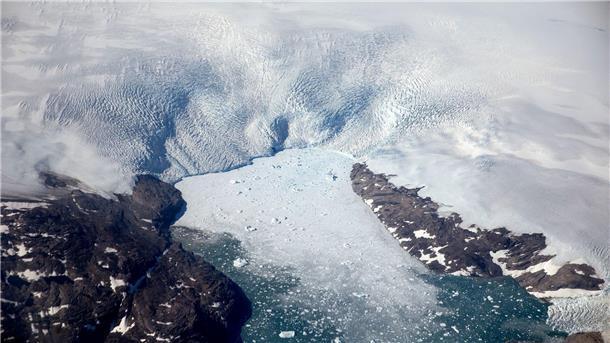 UN-Bericht: Turbo-Klimawandel im vergangenen Jahrzehnt Eisberge brechen von einem Gletscher in einen Fjord in Grönland. Zwischen 2011 und 2020 verlor Grönland jährlich etwa 251 Gigatonnen an Eis.