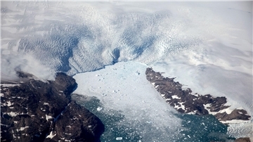 Eisberge brechen von einem Gletscher in einen Fjord in Grönland. Zwischen 2011 und 2020 verlor Grönland jährlich etwa 251 Gigatonnen an Eis.