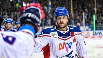 Eishockey, Herren, DEL, Saison 2021-2022, Playoff, Viertelfinale, Spiel 1, Straubing Tigers - Adler Mannheim, 10.04.2022 Andrew Desjardins 84-Adler Mannheim holt sich die Gratulationen von der Bank.