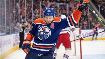 NHL-Star Leon Draisaitl: Simply the Best Eishockey: NHL, Vancouver Canucks - Edmonton Oilers; Hauptrunde, Hauptrunde-Partien, 35. Spieltag: Leon Draisaitl von den Edmonton Oilers bereitet sich auf ein Bully vor. (zu dpa: «Draisaitl mit Edmonton ohne Chance in Montreal»)