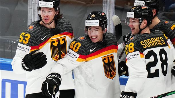 Eishockey: WM, Vorrunde, Gruppe A, Gruppenspielrunde, Dänemark - Deutschland: Alexander Ehl (M) aus Deutschland feiert mit seinen Mannschaftskameraden über das 1:2. +++ dpa-Bildfunk +++