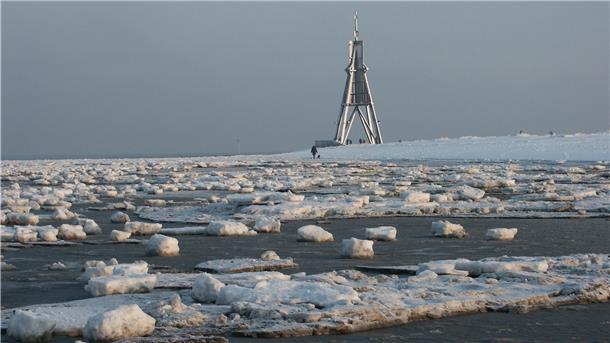 Eisschollen-Wandern an der Kugelbake in Cuxhaven: Das war in der Weihnachtszeit im Jahr 2010 möglich.