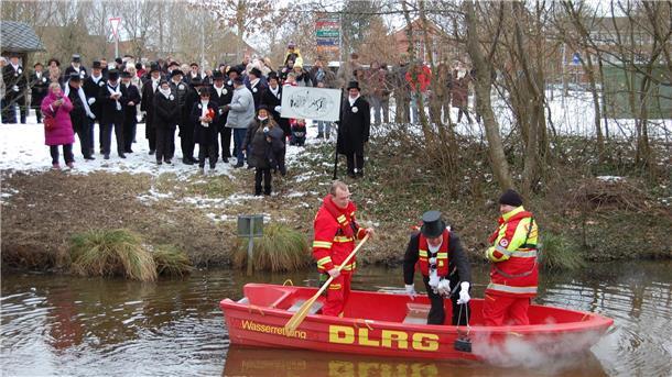 Diesmal jubeln die Frauen bei der Hagener Eiswette Eiswettschneider Christian Schwertfeger prüft die Aue vom DLRG-Boot aus mit einem glühenden Bügeleisen und stellt fest: „De Aue geiht".