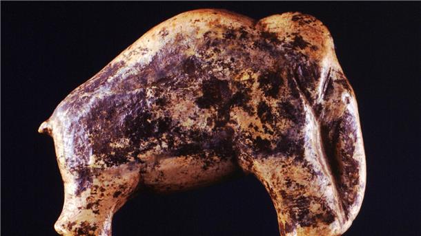 Gut erhaltenes Mammut-Baby in Russland entdeckt Eiszeitmenschen haben Skulpturen aus Mammut-Elfenbein angefertigt, wie diese rund 35.000 Jahre alte Darstellung eines Mammuts. (Illustration)