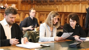 Ekaterinas Mutter (rechts) hat viele Fragen. Eine Dolmetscherin hilft bei der Verständigung.