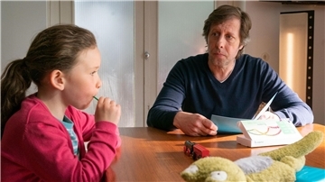 Ekki Talkötter (Oliver Korittke) hat eine Idee, wie er ohne Hannas (Charlotte Schliewe) Wissen den Vaterschaftstest durchführen kann: anhand des Speichels am Lutscher.