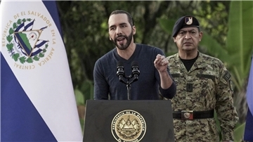 El Salvadors Präsident Nayib Bukele bezeichnet sich selbst als der „coolste Diktator der Welt“.