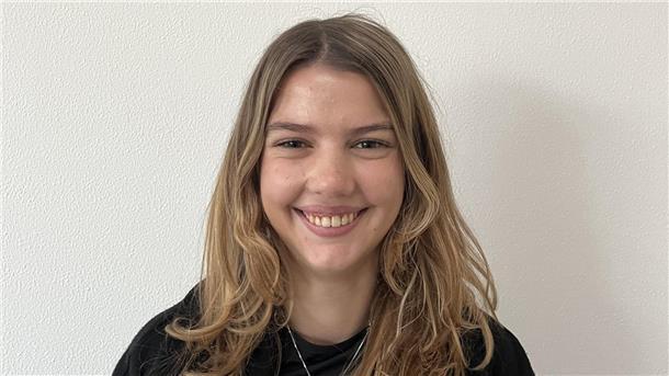 Das denken Nordenhamer Erstwähler über die Bundestagswahl Junge Frau vor einer weißen Wand