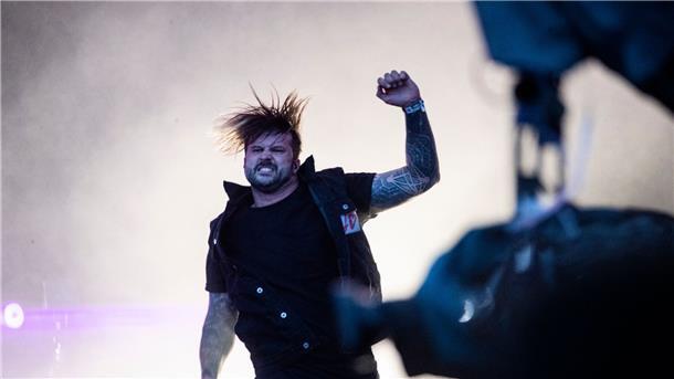 Electric Callboy erstmals auf Platz eins der Album-Charts Electric-Callboy-Sänger Kevin Ratajczak beim Highfield-Festival im August.