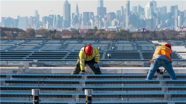 USA beenden Zoll-Befreiung für manche Solar-Importe Elektriker installieren im New Yorker Stadtteil Queens Solarpaneele. Die US-Regierung hebt Zoll-Ausnahmen für bestimmte Solar-Importe auf.