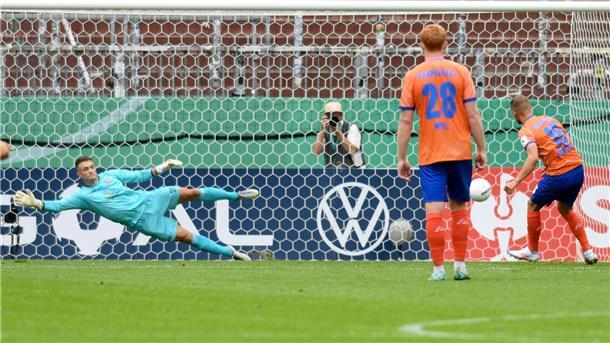 Elfmeter-Tor für Darmstadt: Fabian Nürnberger trifft im Pokal gegen Teutonia Ottensen.