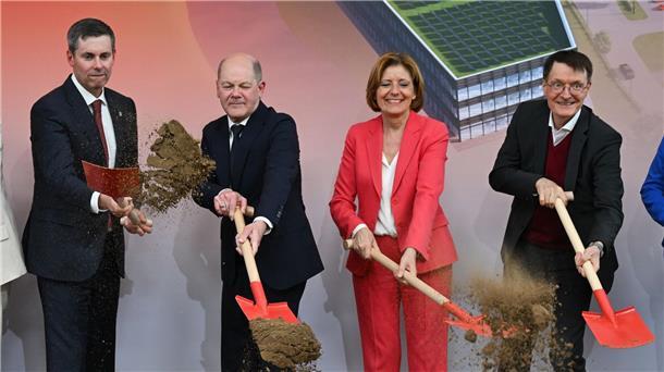 Scholz sagt Unterstützung für Pharmastandort Deutschland zu Eli-Lilly-Vorstandschef Dave Ricks (l-r), Bundeskanzler Olaf Scholz, die rheinland-pfälzische Ministerpräsidentin Malu Dreyer und Bundesgesundheitsminister Karl Lauterbach beim symbolischen Spatenstich in Alzey.