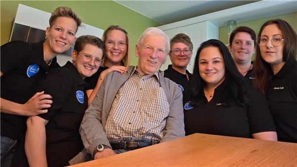 Elisabeth Blanken (links) startet eine Petition an den Deutschen Bundestag, um die Abschaffung des Pflegegrades I zu verhindern. Unser Foto zeigt den Rhadereistedter Senior Helmut Viebrock, der auf unterstützende Leistungen gemäß Pflegegrad I angewiesen ist.
