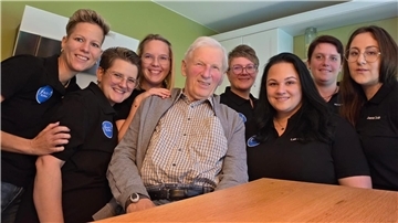 Elisabeth Blanken (links) startet eine Petition an den Deutschen Bundestag, um die Abschaffung des Pflegegrades I zu verhindern. Unser Foto zeigt den Rhadereistedter Senior Helmut Viebrock, der auf unterstützende Leistungen gemäß Pflegegrad I angewiesen ist.