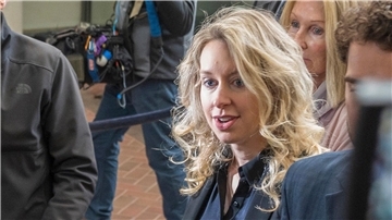 Elizabeth Holmes, Gründerin und ehemalige Geschäftsführerin von Theranos, betritt das Gericht im kalifornischen San Jose.