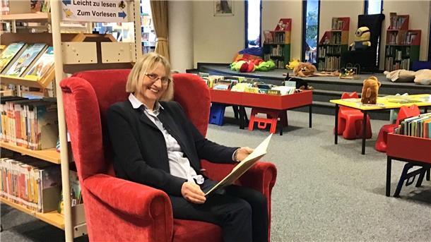 Elke Albrecht, seit 41 Jahren an der Stadtbibliothek und seit 21 Jahren Leiterin, wird in Ruhestand verabschiedet.