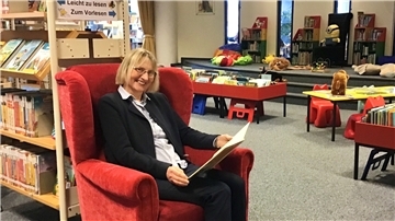 Elke Albrecht, seit 41 Jahren an der Stadtbibliothek und seit 21 Jahren Leiterin, wird in Ruhestand verabschiedet.