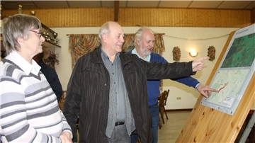 Elke Besser, Wilhelm Monsees und Udo Blümke (von links) sehen sich vor der Versammlung die Planungen für den geplanten Solarpark Bokel genau an.