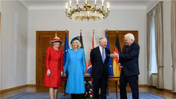 Jubelrufe und Fähnchen: Charles und Camilla in Berlin Elke Büdenbender (l-r), Königsgemahlin Camilla, König Charles III. und Bundespräsident Frank-Walter Steinmeier im Schloss Bellevue.