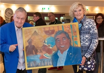 Elke Schulze aus Jever hat dieses Bild gemalt. Am Sonntag ließ sie es in der Friedeburg von ihrem Idol Erich von Däniken signieren.