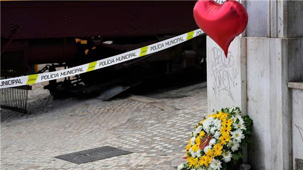 Eltern aus Deutschland haben ihren Sohn, den die Polizei schon unter den Todesopfern vermutete, schwer verletzt aber lebend in einem Krankenhaus von Lissabon gefunden. 