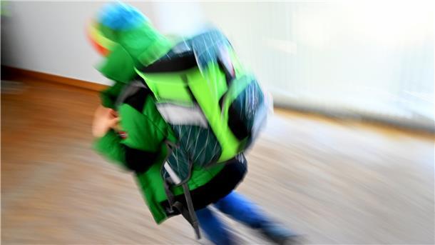 Ein Kind rennt nach dem Unterricht über den Flur ihrer Grundschule. 